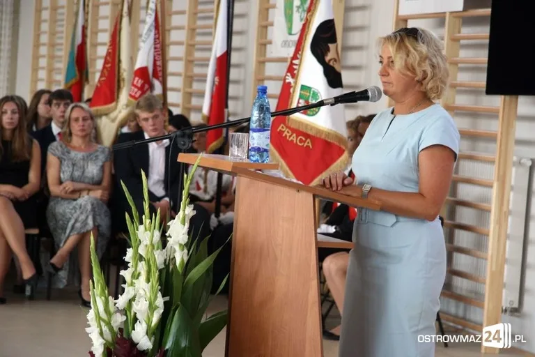 Rozpoczęcie roku szkolnego z odbiorem w tle (zdjęcia, wideo)