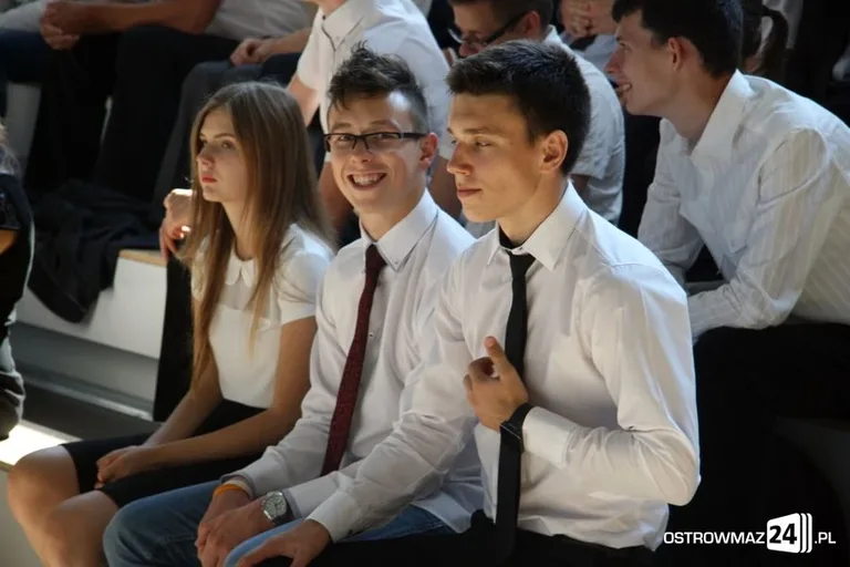 Rozpoczęcie roku szkolnego z odbiorem w tle (zdjęcia, wideo)