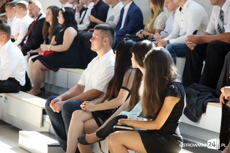 Rozpoczęcie roku szkolnego z odbiorem w tle (zdjęcia, wideo)
