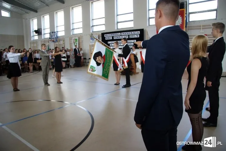 Rozpoczęcie roku szkolnego z odbiorem w tle (zdjęcia, wideo)