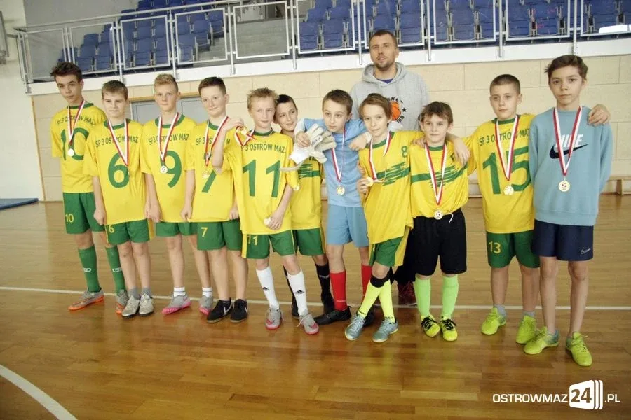 Halowy turniej ostrowskich szkół (zdjęcia)