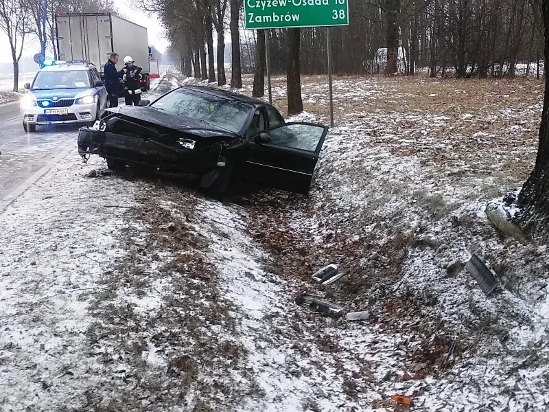 Volvo wylądowało w rowie (zdjęcia)