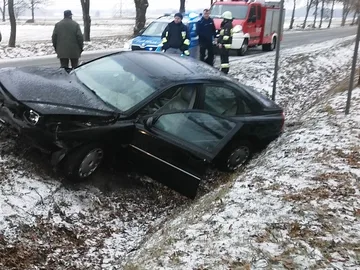 Volvo wylądowało w rowie (zdjęcia)