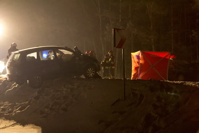 Śmiertelny wypadek na trasie Ostrów - Łomża (zdjęcia)