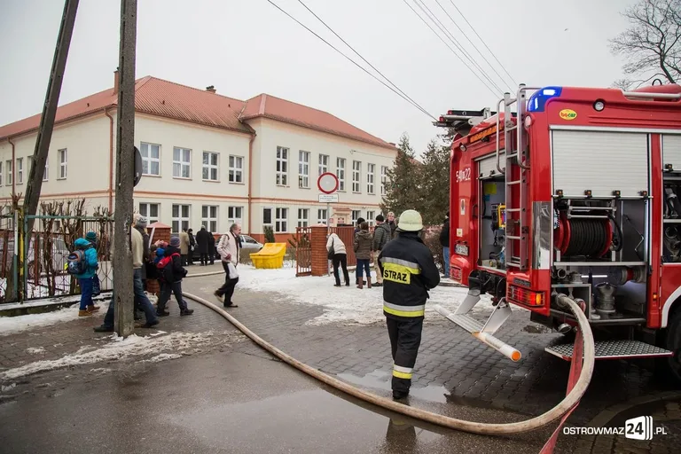 Pożar szkoły. Ponad 500 ewakuowanych (zdjęcia)