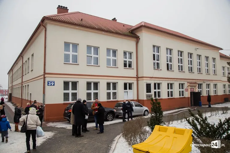 Pożar szkoły. Ponad 500 ewakuowanych (zdjęcia)