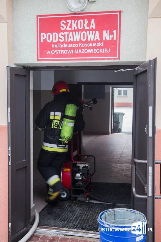 Pożar szkoły. Ponad 500 ewakuowanych (zdjęcia)