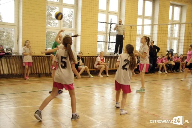 Miejska liga siatkówki dziewcząt (zdjęcia)