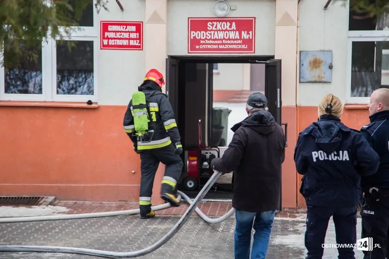 Pożar szkoły. Ponad 500 ewakuowanych (zdjęcia)