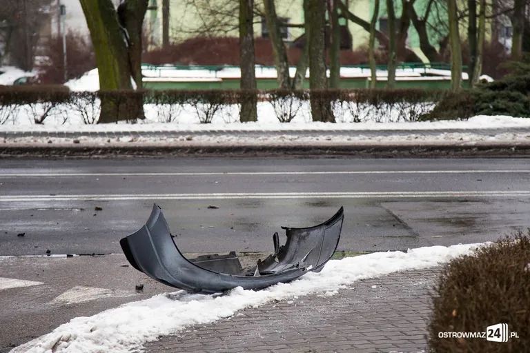 Zderzenie osobówki z ciężarówką (zdjęcia)