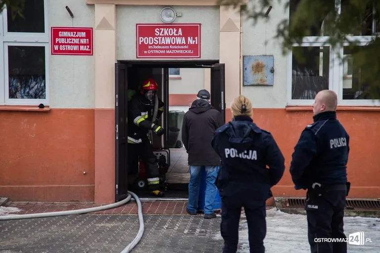 Pożar szkoły. Ponad 500 ewakuowanych (zdjęcia)