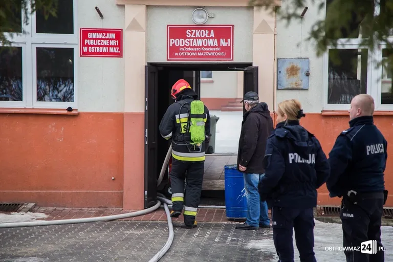 Pożar szkoły. Ponad 500 ewakuowanych (zdjęcia)