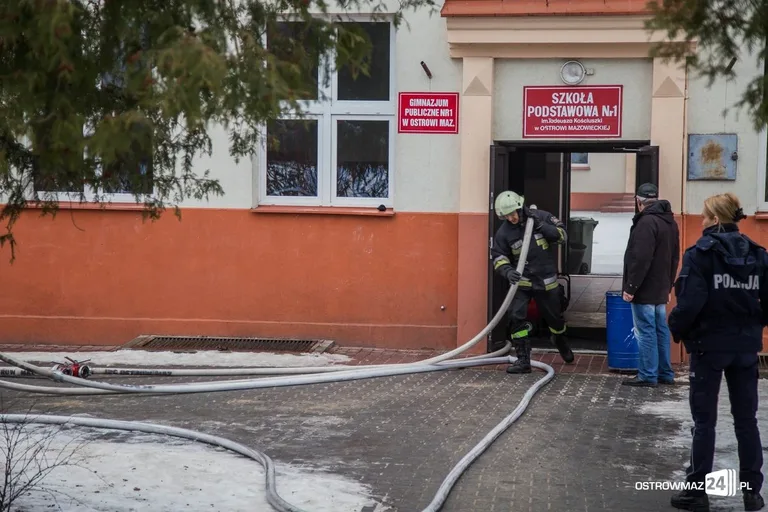 Pożar szkoły. Ponad 500 ewakuowanych (zdjęcia)