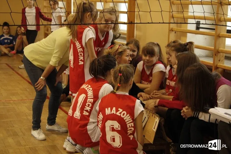 Miejska liga siatkówki dziewcząt (zdjęcia)