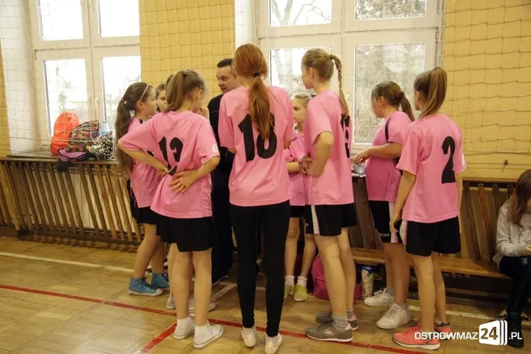 Miejska liga siatkówki dziewcząt (zdjęcia)
