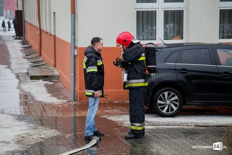 Pożar szkoły. Ponad 500 ewakuowanych (zdjęcia)