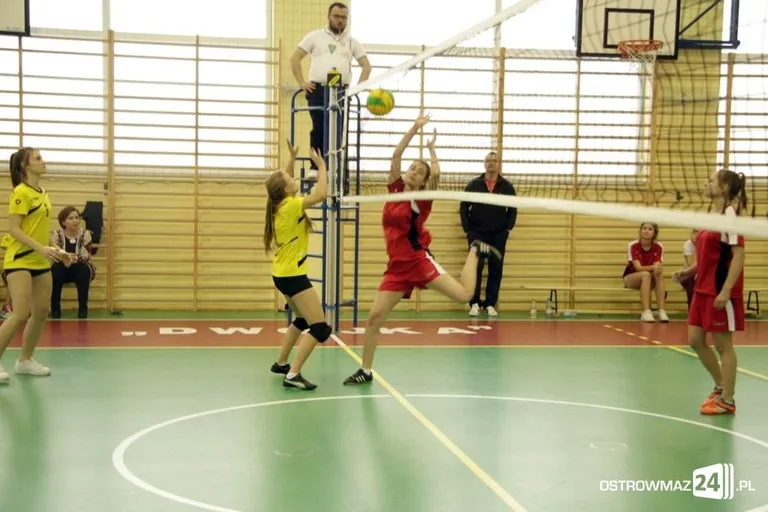 Miejska liga siatkówki dziewcząt (zdjęcia)