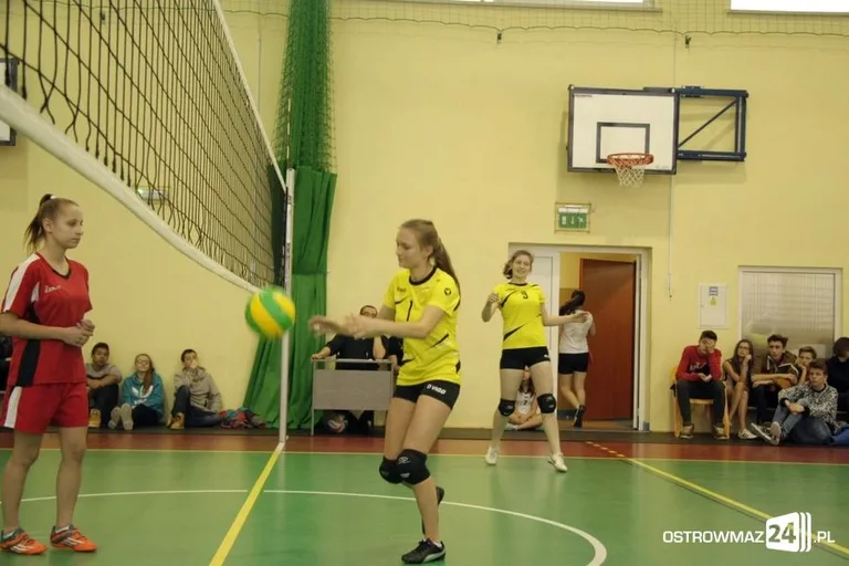 Miejska liga siatkówki dziewcząt (zdjęcia)