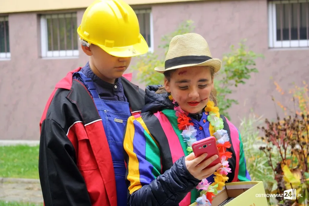Przemarsz młodych aktorów ulicami miasta (zdjęcia)
