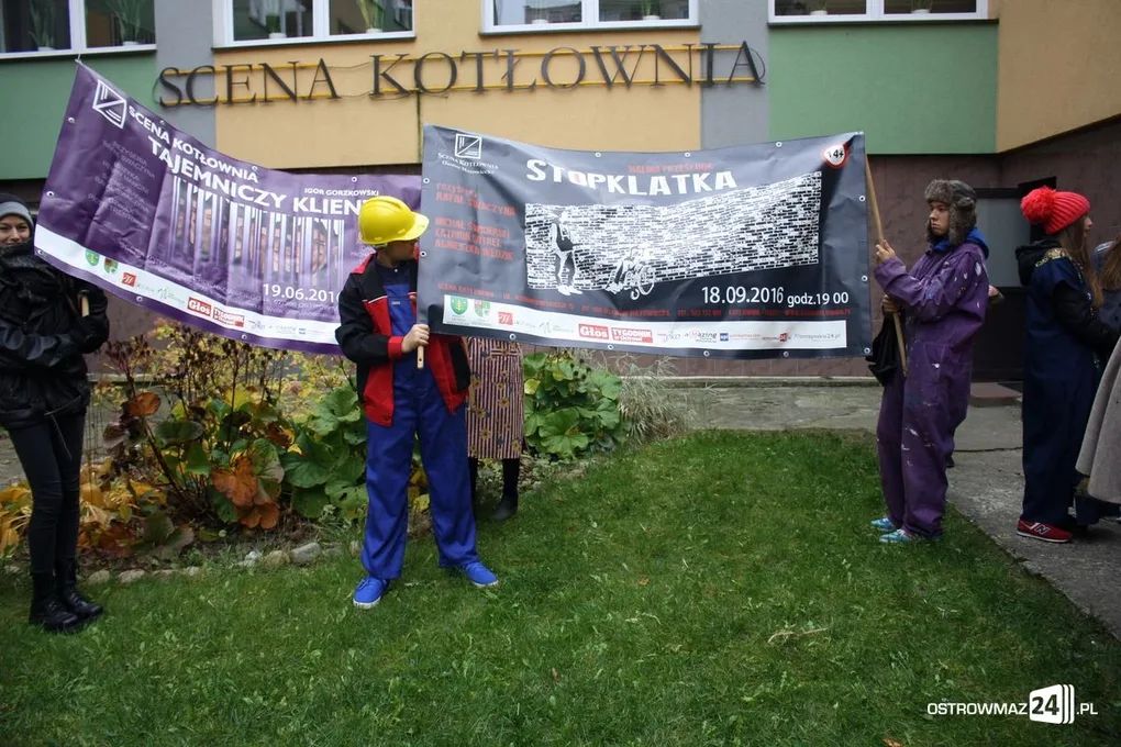 Przemarsz młodych aktorów ulicami miasta (zdjęcia)