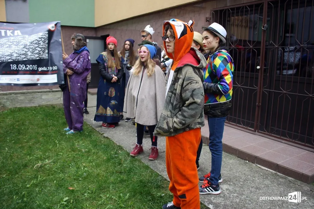 Przemarsz młodych aktorów ulicami miasta (zdjęcia)