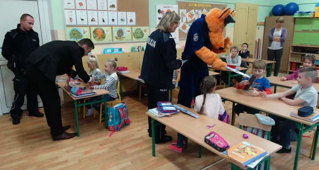 Mobilny bus profilaktyczny w ostrowskich szkołach
