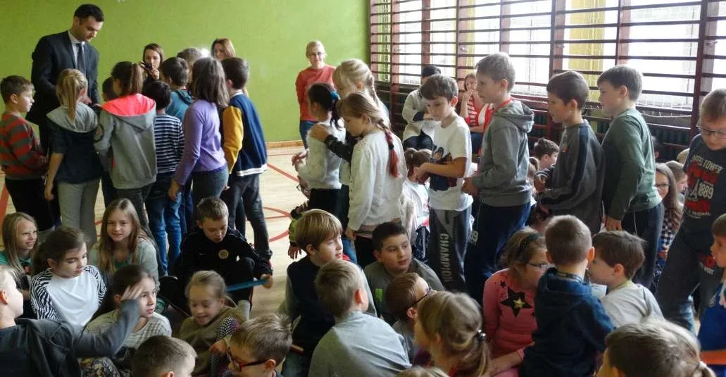 Mobilny bus profilaktyczny w ostrowskich szkołach