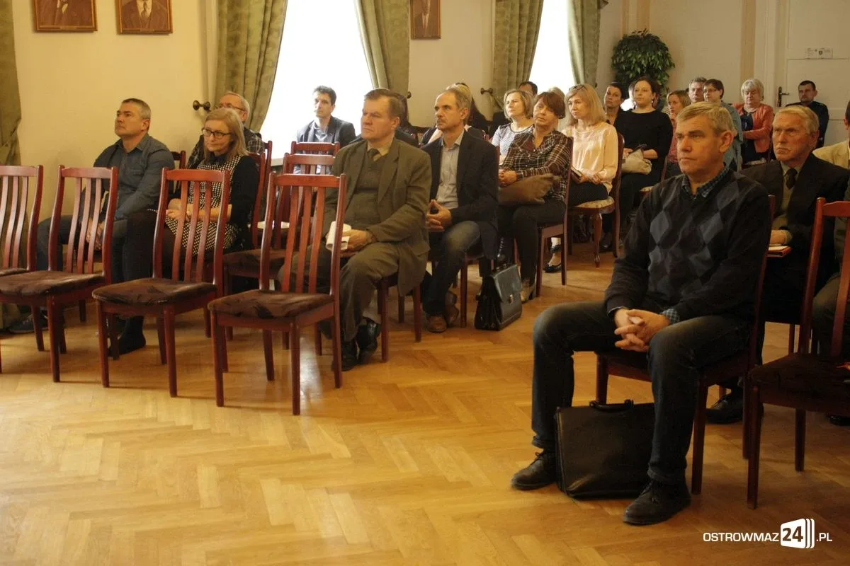 Konsultacje społeczne bez mieszkańców miasta (zdjęcia)