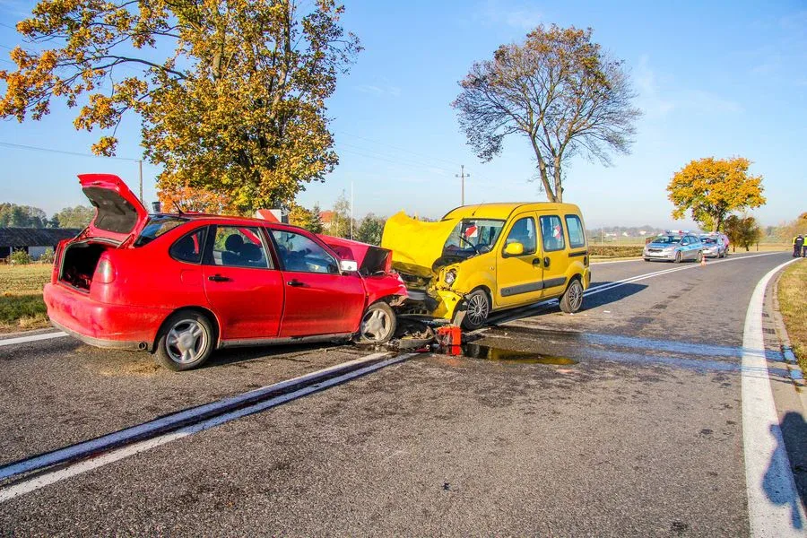 Zderzenie dwóch aut. Trzy osoby w szpitalu (zdjęcia)