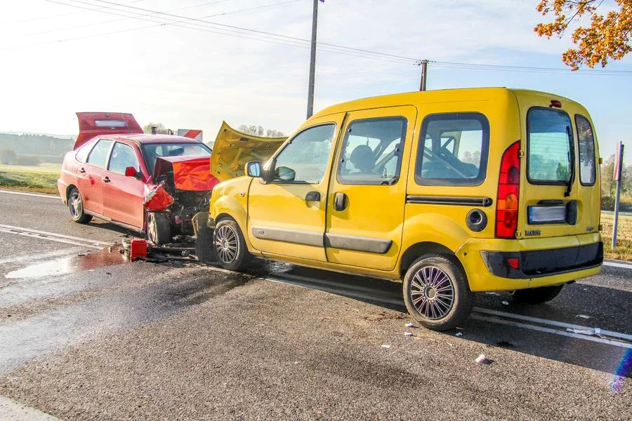 Zderzenie dwóch aut. Trzy osoby w szpitalu (zdjęcia)