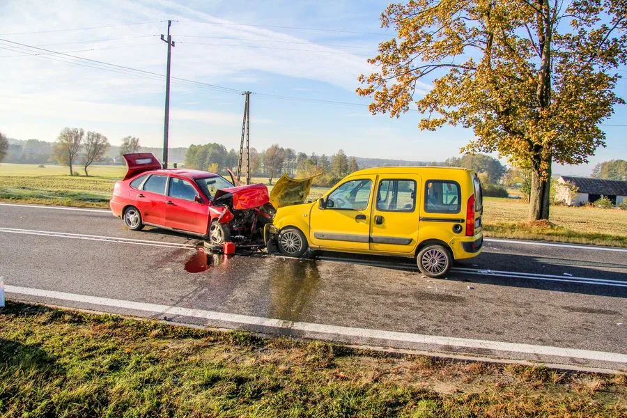 Zderzenie dwóch aut. Trzy osoby w szpitalu (zdjęcia)