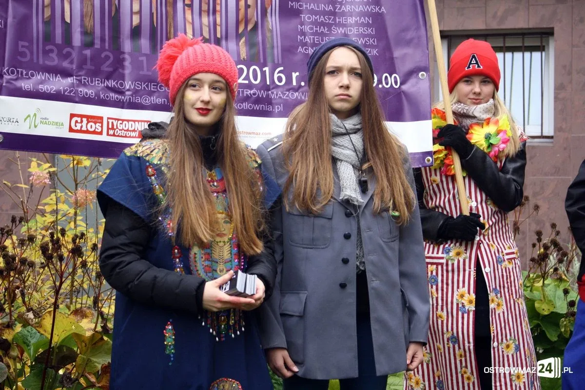Przemarsz młodych aktorów ulicami miasta (zdjęcia)