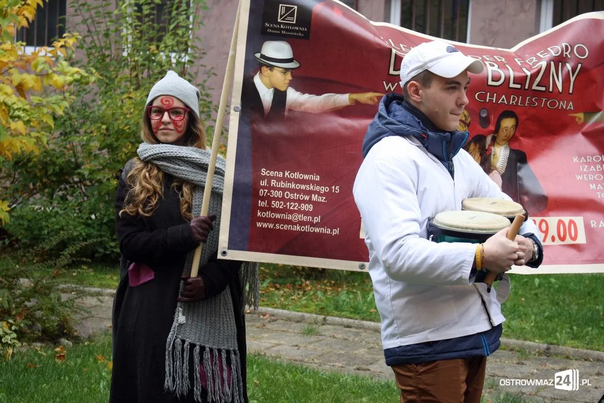 Przemarsz młodych aktorów ulicami miasta (zdjęcia)