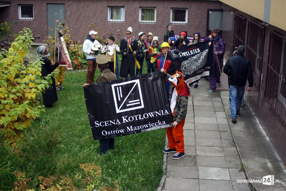 Przemarsz młodych aktorów ulicami miasta (zdjęcia)