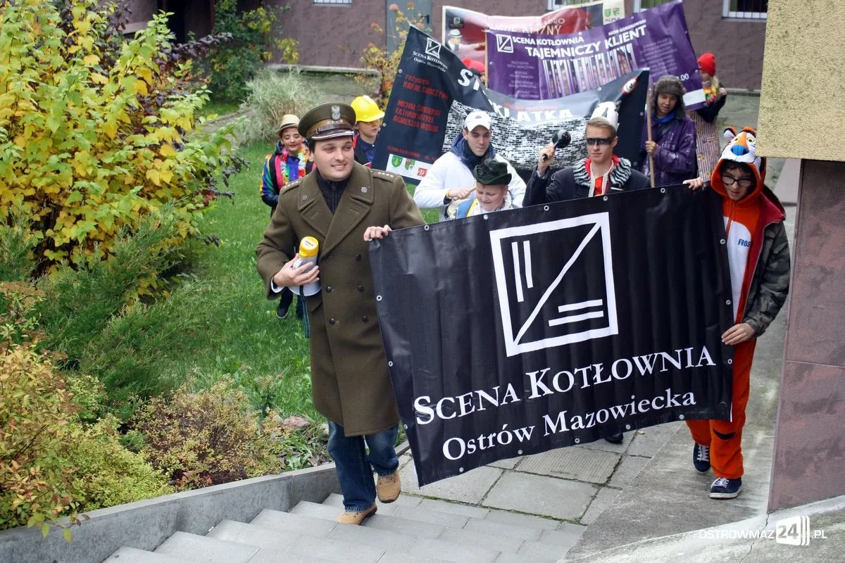 Przemarsz młodych aktorów ulicami miasta (zdjęcia)