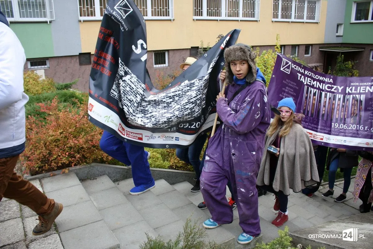 Przemarsz młodych aktorów ulicami miasta (zdjęcia)