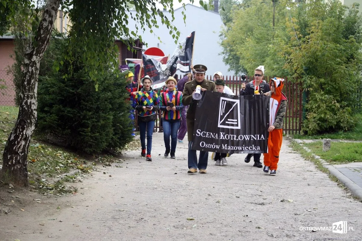 Przemarsz młodych aktorów ulicami miasta (zdjęcia)