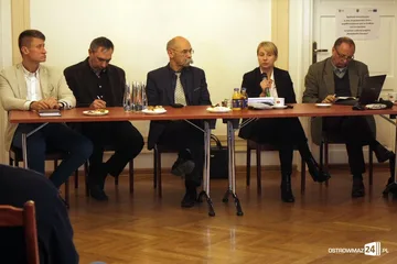 Konsultacje społeczne bez mieszkańców miasta (zdjęcia)