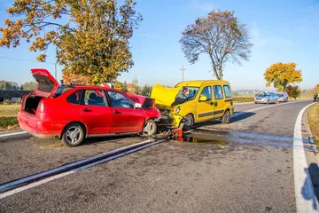 Zderzenie dwóch aut. Trzy osoby w szpitalu (zdjęcia)