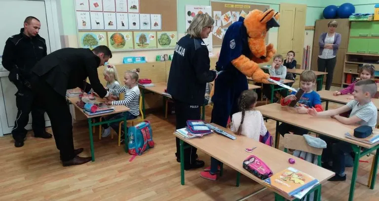 Mobilny bus profilaktyczny w ostrowskich szkołach