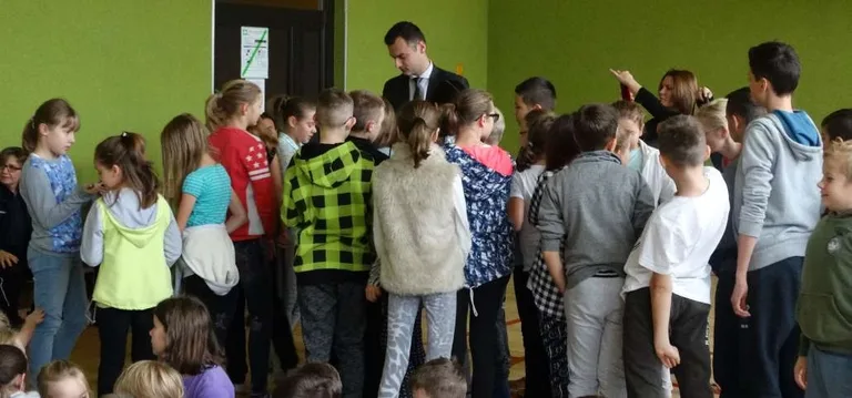 Mobilny bus profilaktyczny w ostrowskich szkołach