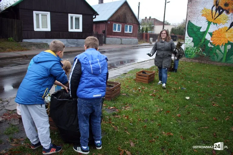 Posprzątali na "Skwerku obfitości" (zdjęcia)