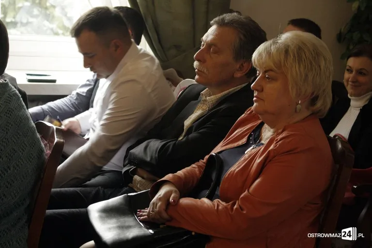 Konsultacje społeczne bez mieszkańców miasta (zdjęcia)