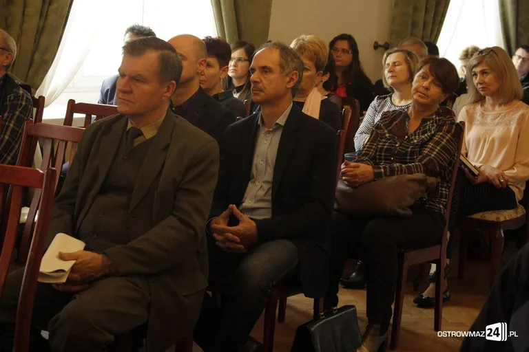 Konsultacje społeczne bez mieszkańców miasta (zdjęcia)