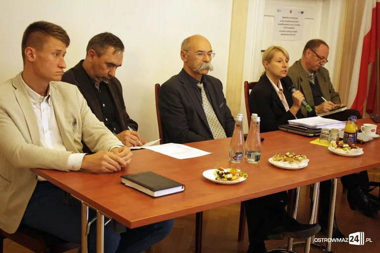 Konsultacje społeczne bez mieszkańców miasta (zdjęcia)