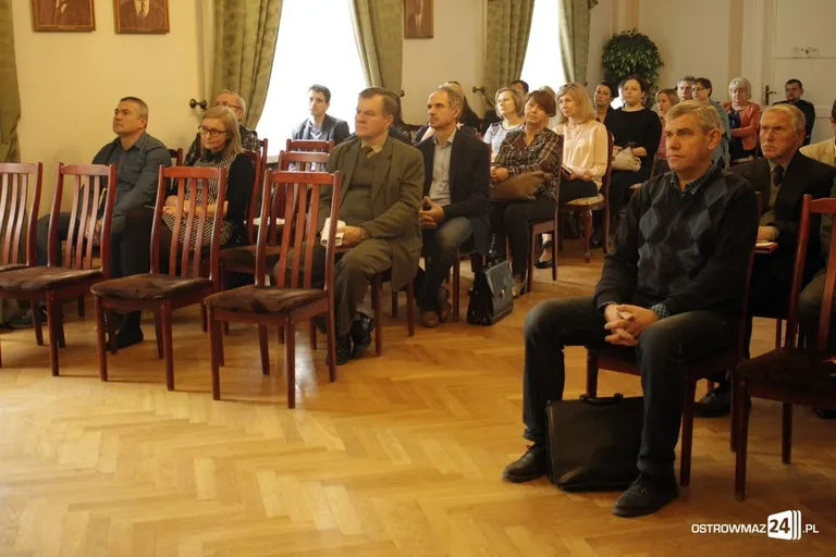 Konsultacje społeczne bez mieszkańców miasta (zdjęcia)
