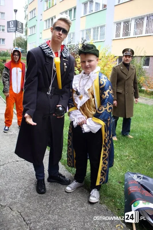 Przemarsz młodych aktorów ulicami miasta (zdjęcia)