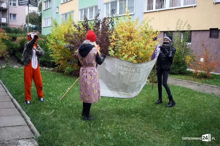 Przemarsz młodych aktorów ulicami miasta (zdjęcia)