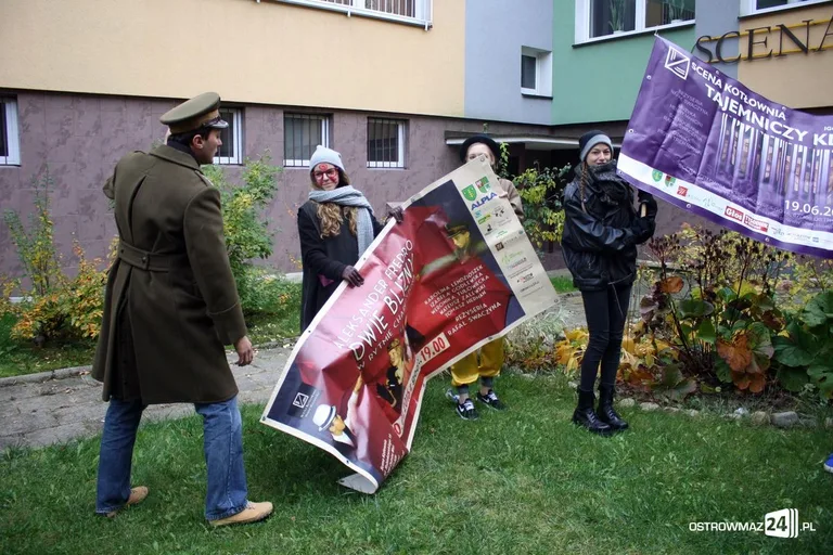 Przemarsz młodych aktorów ulicami miasta (zdjęcia)