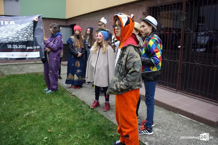 Przemarsz młodych aktorów ulicami miasta (zdjęcia)